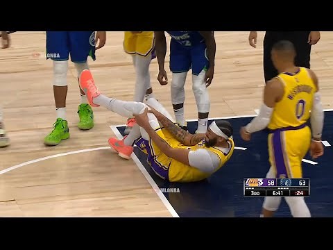 Anthony Davis appears to have suffered a knee injury 😳