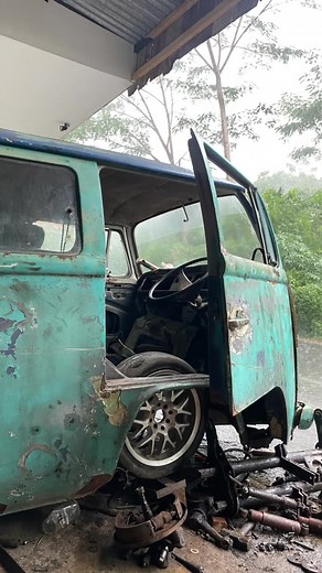 Customized VW Combi with Slammed Suspension - For Sale