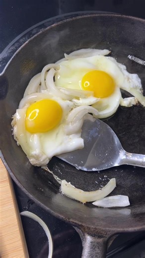 easy fiber breakfast idea using leftovers! black lentils, rice and peas with eggs and cucumber! #fiber