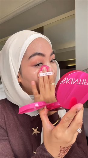 nida on Instagram: "LOVEEE THIS CUSH SM🩷💋!! @skintific.my #skintificmy #pinkcushion #glowcushion"