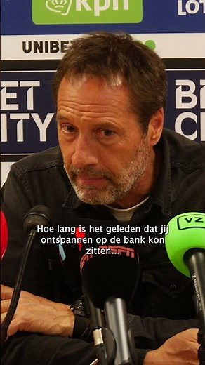 Altijd lachen met John 😅 Van 't Schip reageert op karakteristieke wijze tijdens de persco #ajax