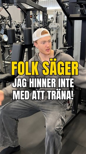 Onlinecoach | Martin Kjellstrom on Instagram: "Jag märker det mer och mer när jag är på gymmet hur många som är där fysiskt men mentalt någon helt annanstans 📱 Seten blir längre, pauserna ännu längre och ibland känns det som att telefonen får mer kärlek än skivstången. För mig handlar träning mycket om närvaro, att vara där fullt ut och faktiskt göra jobbet istället för att fastna i scrollandet mellan varje set. Jag tror ärligt talat att det är lättare att få till tre pass i veckan på 45 minute