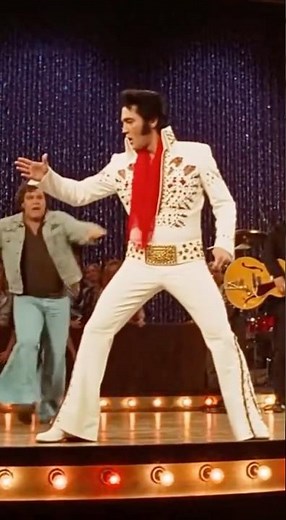 Fan Attacks Elvis Presley On Stage — The King Uses Karate To Defend Himself! 👊🔥