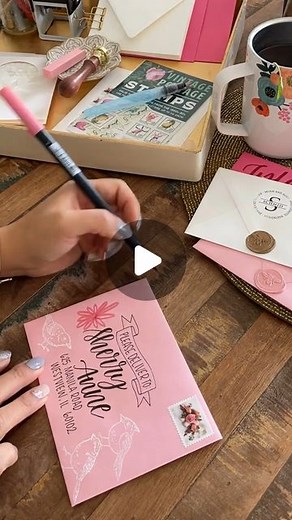 Paper Source on Instagram: "Best of 2023 We're still loving on this envelope art from @paper_rox_scissors! Save this inspo for you next snail mail sends! #snailmaillove #snailmailideas #envelopeart #envelopes #envelopeaddressing #envelopecalligraphy #valentinecards #paperbar #papersource #lefty #leftycalligraphy #leftyart"