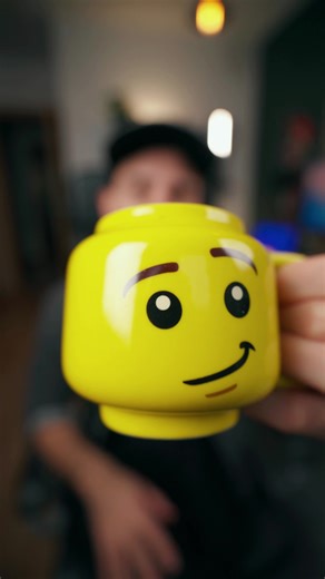 Los hashtags no están muertos, pero hay que saber cómo usarlos. Los hashtags sirven para que el algoritmo sepa de qué va tu vídeo. Por eso, es mejor usar pocos, bien elegidos, y que tengan que ver de verdad con el contenido. Te ayudan a darle contexto al vídeo. Pruébalo unos días, mira las métricas y compara. Ahí es donde se ve si algo funciona o no 😉 Y ya sabes, Metricooler guarda esta info y pruébalo en tus próximos post 💛