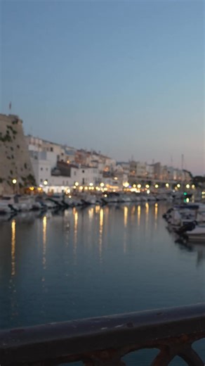 Les nits de setembre a Menorca ✨ encara tenen el gust de l’estiu: bona temperatura, el port il·luminat i l’ambient únic del Cafè Balear. [ES] Las noches de septiembre en Menorca ✨ todavía tienen el sabor del verano: buena temperatura, el puerto iluminado y el ambiente único del Cafè Balear. [EN] The September nights in Menorca ✨ still carry the flavor of summer: pleasant temperatures, the port illuminated and the unique atmosphere of Cafè Balear. [FR] The September nights in Menorca ✨ still carr