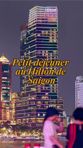 Première fois de ma vie : petit-déjeuner buffet au Hilton Saigon — et l’expérience m’a surpris (dans le bon sens). La première claque : la vue sur Saigon dès l’arrivée. Côté food : 3 espaces type “buffet” — chaud asiatique, chaud occidental, et buffet froid (fruits, viennoiseries, charcuterie, etc.). Voici mon assiette du 1er passage… puis je teste aussi le service à table : j’ai commandé un bò né, délicieux. Le petit-déjeuner se prend au restaurant The Strand, un spot très confortable (et clair