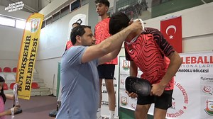 Pickleball Rüzgârı Şanlıurfa’da Esti🏓 Gençlik ve Spor Hizmetleri Daire Başkanlığımız ev sahipliğinde gerçekleşen Türkiye Pickleball Doğu ve Güneydoğu Anadolu Bölge Turnuvası sona erdi. 🔹 7 şehir 🔹 64 takım 🔹 86 sporcu Turnuvada mücadele etti, heyecan dolu maçlar izleyenlere unutulmaz anlar yaşattı. Şanlıurfalı 5 sporcumuz, gösterdikleri üstün performansla Türkiye Finalleri’ne katılma hakkı kazandı! 🏆 Siyer İri, Yunus Emre Karatay, Umut Doğan, İbrahim Alhas ve Rojda Nehir Kuzgun'u yürekten t