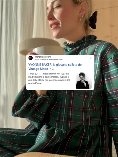 Yvonne Baker on Instagram: "Alcune immagini non raccontano un momento, raccontano un percorso. Qui dentro ci sono anni diversi, abiti del 2017, pacchi che partono oggi, parole scritte a mano, incontri diventati amicizie, serate lente, e quadri nati in vacanza. Non è un prima e un dopo. È un filo continuo. La stessa idea di lavoro, di bellezza, di tempo fatto bene. Grazie a chi c’era allora, a chi c’è oggi, e a chi arriverà domani. Qui la moda è relazione, non solo un prodotto. #nofastfashion #sl