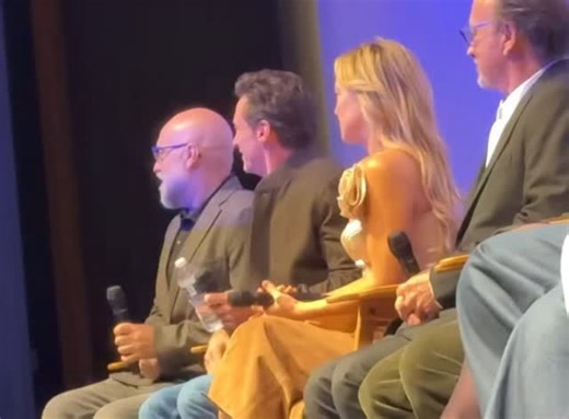 Moderator Pete Hammond described Hugh’s performance in Song Sung Blue as “a very recognizable star doing an impersonation of another man who’s impersonating a very recognizable star” - sounds like Hugh’s favorite kind of challenge! Full video of that discussion is available at the link below for a $2.99 @filmthreat membership. Worth it in our opinion just to watch Jim Belushi repeatedly crack Hugh up. 😁💙❤️ https://www.youtube.com/watch?v=32BGPLm1DqE #hughjackman #katehudson #songsungbluefilm |