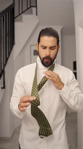 Did you know about the Prince Albert tie knot? This knot is a variation of the Four-in-Hand, adding one extra wrap to create subtle texture, a bit more volume, and a slightly asymmetrical finish perfect for elevating elegance with minimal effort. ✨ Prince Albert Knot. Why choose it? • Easy to master just one extra step beyond the Four-in-Hand. Great if you’re already familiar with that knot. • Uses a bit more fabric, making it ideal for adjusting tie length if you wear high waisted trousers or a