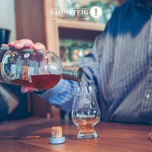 Nach der Flutkatastrophe 2021 hat Thorsten Rech vom Bahnsteig 1 - Vinothek Event Restaurant seinen Fokus auf die wichtigen Aufgaben gelegt und seine Ziele klar formuliert. Dabei half ihm positives Denken und eine gehörige Portion Optimismus, um die großen Herausforderungen, die die Zerstörung der gesamten Infrastruktur im Ahrtal mit sich brachte, zu bewältigen. Seine Willensstärke, seine gesteckten Ziele zu erreichen, haben ihn so manche Hürde nehmen lassen. Mut, Ausdauer und Leidenschaft haben 