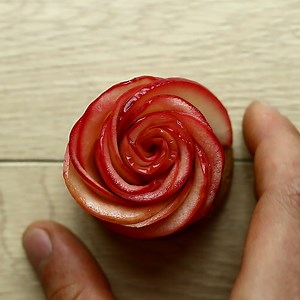 Rosace de pomme RECETTE COMPLETE: Pour 6 rosaces de pomme Ingrédients: - 400 g de sirops de fraise (ou autre) - 200 g de jus de citron - 4 pommes bien rouges - 30 g de gelée de fraise (ou autre) - 60 g de confiture de fraise (ou autre) Etapes Versez le sirop de fraise et le jus de citron dans une casserole, montez à ébullition et retirez du feu. Coupez les pommes en 2, retirez le trognon et coupez de très fines lamelles de pomme. Faites confire les pommes 10 minutes dans le sirop afin d’avoir de