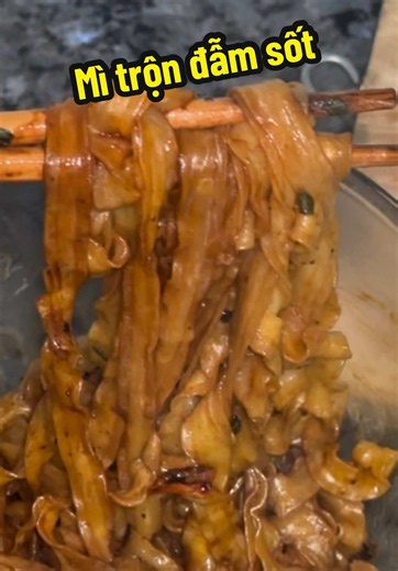 Mì trộn đẫm sốt kèm topping — món ngon dễ làm