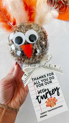 Cutest DIY thanksgiving gift idea 🤎 Looking for a sweet easy way to say thanks this season? This thankful turkey gift card holder is the perfect little surprise for teachers, coaches, neighbors etc…anyone who helps care for your little turkey! 🍂💛 I used a $1.25 snow globe from @dollartree to turn a simple gift card into something extra special… and it turned out adorable! 🥹💕 What you’ll need: • Plastic snow globe • Brown paper shred • Googly eyes paint pens for the face • A few feathers for