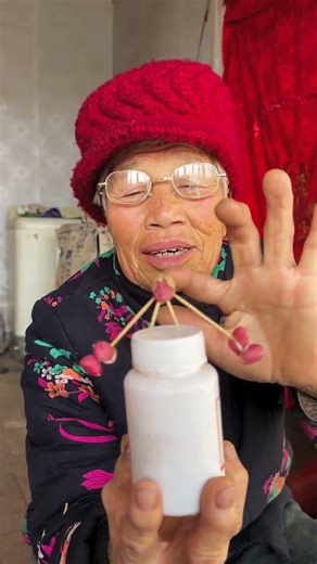 Look how amazing Grandma's peanut-making skills are!