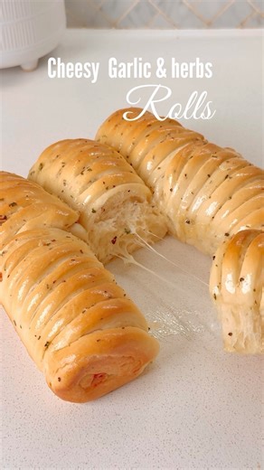 Cheesy garlic & herbs roll
