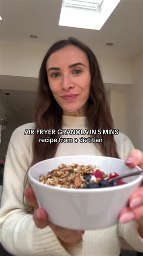 5 minute Air fryer granola!!! 🍯🫐🍓 This nutty & seedy granola is my favourite easy breakfast as a dietitian - it packs in 10 plant points and tastes unreal served with yoghurt and berries. It’s a perfectly balanced breakfast with complex carbohydrates, fibre, healthy fats & protein to keep you feeling full and satisfied throughout the morning. Ingredients (single serve): - 50g rolled oats - 1.5 tbsp mixed seeds (pumpkin, sunflower, linseed and sesame seed) - 30g mixed nuts (walnuts, almonds, c