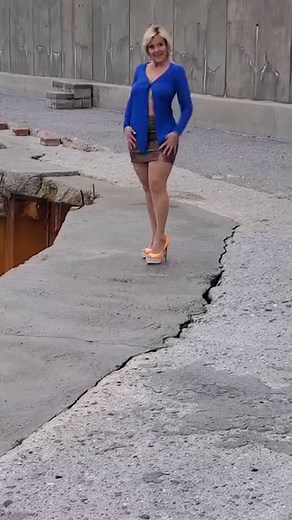 Carleen Ceraldi on Instagram: "All'inizio non avevo intenzione di condividere questo video finché non mi sono reso conto di quanto fosse divertente #over50styleinfluencer #over50style #over50andfit #over50andfabulous #wrapmeinthunder #bluezonelifestyle #helltiger #canadianchick #whitegirlscantdance #Calabria #diamante #wearwhatyoulove #Italy #italygirl #cattiva"