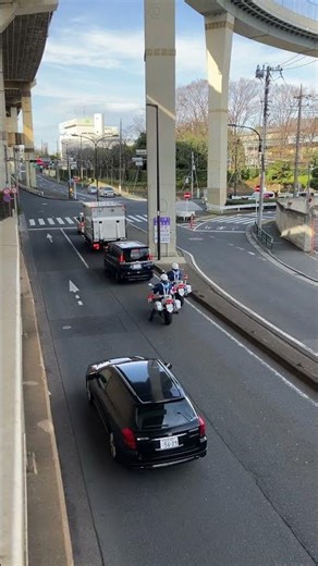 警視庁第4方面交通機動隊白バイ緊急走行(CB1300P)一台は、FJRパトラン