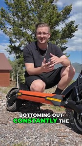 The EMOVE Cruiser V2 was built for our riders by our riders. We hear your feedback and worked on one of the biggest issues with the previous EMOVE Cruiser which was the flexy feel, especially for heavier riders with high handlebars. But the new beefy stem lock and sturdier telescoping stem fix that! 💪 Now, you get way less flex, and the big riding platform just got even better with a tail for more foot positioning options. 🔥 The stiff suspension and improved handlebar height make this the perf