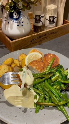 VORES AFTENSMAD IDAG 🥦 Fiskefrikadeller med ovnbagte kartofler, grøntsager & kold remouladesovs 😀 Dette er én af vores absolutte favoritter, når det kommer til hverdags aftensmad 😋 (Som vi iøvrigt også sagtens kan spise i weekenden - så godt det smager) 😂 Men vigtigst af alt (i hverdagen ihvertfald) - så er det super nemt 🤗 Bønner & broccoli i airfryeren: ◾️Kom de frosne grøntsager i skuffen ◾️Spray med en god olie ◾️Drys med salt eller pommes frites/ kartoffel krydderi ◾️Tilberedes ved 180