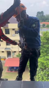 Setiap orang adalah pemula. Momen ketika petugas Damkar pertama kali melakukan repling sampai sebut nomor HP Hahaha. #rappel #rope #ropework #ropeaccess #rescue #safety #safetyfirst #fblifestyle #rappelling #viral | Luno Nilza