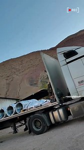 80K views · 4.3K reactions | ⛰️UN CAMIONERO VIAJA CON SU GATITO POR LAS RUTAS DE CHILE Un video se volvió viral al mostrar como un camionero viaja por las rutas de Chile con su gran compañero. El gatito que parece superacostumbrado camina por el camión, analiza, toma agua y nuevamente se suben para emprender viaje. ⛰️¿Qué opinas de este increíble vínculo? #viral #tiktok #gato #chile #radionihuil | Radio Nihuil | Facebook