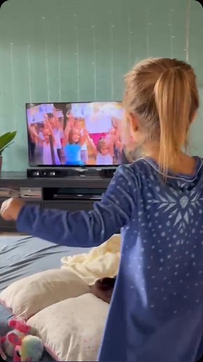 Berki Renáta on Instagram: "❤️ „A boldog gyermek olyan, mint a szél, ami felszabadítja a lelket és vidámságot hoz a szívünkbe.” ❤️ Ezt a videót nem is tudom hányszor néztem meg 🙈 Egyszerűen nem tudok betelni vele ❤️ Szülőként sok mindent adunk / adhatunk gyermekeinknek, de talán a legnagyobb ajándék, hogy hagyjuk őket gyereknek és boldognak lenni 🙏🏽❤️ Aztán majd mikor felnőttek kiderül jól csináltuk-e?! 🙈 \ A videó megosztása engedélyköteles! \"