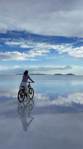 麻雀看世界 Travel with Sparrow🐦 on Instagram: "🎁 内有抽奖 「人不一定要往高处走，也可以四处走走。」 一个人的环球旅行， 我来到了我的第 44 个国家——玻利维亚 🇧🇴 这里有传说中的【天空之镜】乌尤尼盐湖 相信很多马来西亚朋友对这个名字都不陌生， 因为马来西亚也有翻版的天空之镜Kuala Selangor 但这里是全世界最大的盐湖之一 面积大约 1万多平方公里（有一个吉打州那么大！） 雨季来临时盐湖被水覆盖， 天地之间只剩下一条模糊的边界， 真的像是走在云端之上☁️ 来之前有个小心愿——想在天空之镜骑脚踏车 其实比较难安排却还是心想事成地给我安排上了🥹 这篇也是我的第1111篇帖文 想送大家5份神秘礼物！🎁 【参与方法】 1️⃣是我的追踪者 2️⃣ ❤️ 点赞这篇帖文 3️⃣任意留言点什么～ 我将在1月23-2月2日之间抽出5位朋友 从我到时所在的南美洲城市寄出！ 到时会在此帖公布～ 玻利维亚的天空之镜会是你有生之年想来的目的地吗？ #旅遊 #旅行 #環遊世界 #马来西亚 #獨旅 #一個人旅行 #旅遊日記 #抽獎 #玻利維亞 #天空之