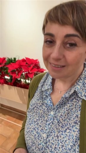 COME CURARE LA STELLA DI NATALE ⭐️ È una pianta tropicale che, con le giuste attenzioni, può durare anche molti anni. Ama gli ambienti luminosi e le temperature miti, quindi in inverno è perfetta da tenere in casa, facendo attenzione a non scendere mai sotto i 16°C. È importante tenerla lontana sia dalle fonti di calore che dalle correnti d’aria fredda. L’annaffiatura deve essere moderata: basta bagnarla solo quando il terriccio è asciutto. Se durante l’anno perde le foglie, anche quelle rosse, 