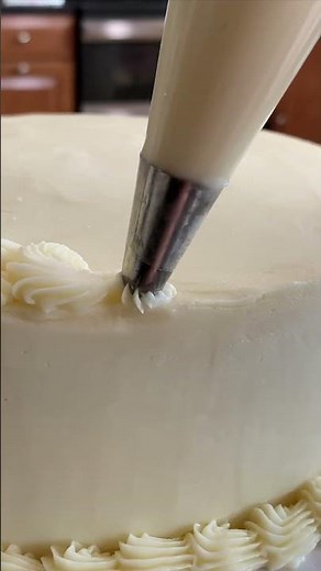 How to Pipe a Buttercream Border on a Cake 🍰 | Beginner Friendly