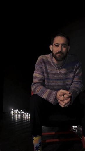 Demons Live Show torna con una nuova stagione. Un’esperienza che non si guarda soltanto: si vive. Tra stanze sensoriali, giochi, musica e teatro, ti ritrovi dentro un rito collettivo dove i Demoni non spaventano: ti somigliano. Ogni serata è diversa, con un ospite pronto a mettersi in gioco insieme al pubblico. Questi gli appuntamenti della stagione 2025/26 al Teatro Arcas di Napoli: 26 novembre – Vanessa Casu 17 dicembre – Anastasio 27 gennaio – Antonio Pascale 26 febbraio – Maurizio de Giovann