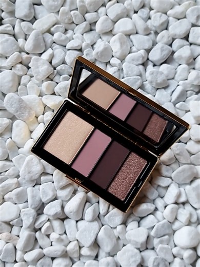 VICTORIA BECKHAM BEAUTY ORCHID palette in natural daylight starring: @Victoria Beckham Beauty VICTORIA BECKHAM BEAUTY EYE WARDROBE Orchid #makeup #victoriabeckham #eyeshadow #palette #new