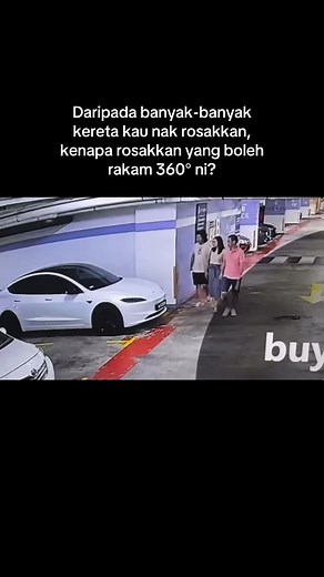 Nexus Bangsar South - Satu keluarga tiga orang rosakkan Tesla Model 3 Highland, katanya sebab anak lelaki dia tak mampu nak beli satu. #tesla #tesla3 #teslamalaysia #nexusbangsarsouth #vandalism