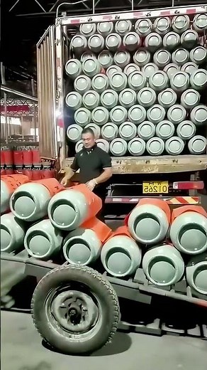 Workers' Lightning - Fast Loading! Incredible Efficiency in Truck Loading