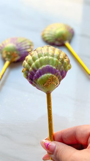 22K views · 66 reactions | Little Mermaid Vibes! 隆‍♀️呂 Thank you Niv for gifting me these @makechocolatesusa Chocolate & Cream Soluble Colours. I love how super bright the powders are! Mermaid mold from @candylandcraftsnj Gold glitter @shinedessertglitter #littlemermaid #mermaidvibes #thelittlemermaid #disneylittlemermaid #hallebailey #chocolateart #edibleart #treatbox #bakingtips #chocolatepops #oreopops #oreocookies | Jo's Cakes | Facebook