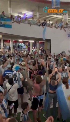 Fãs argentinos incansáveis no apoio à "Albiceleste"! #worldcup #football