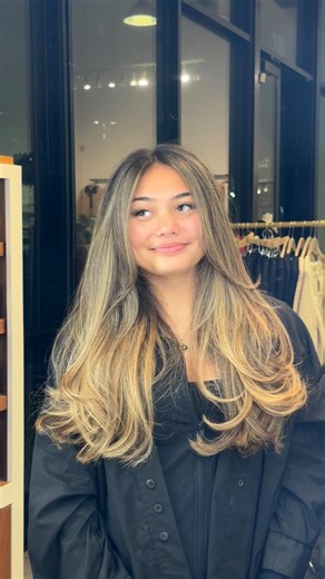 CALI • LAS VEGAS HAIR | BALAYAGE 🍯 hair deets • full teasylite with tip outs • root shadow 3nw 4n • gloss 8gi 8n 9m #lasvegashair #lasvegashairstylist... | Instagram