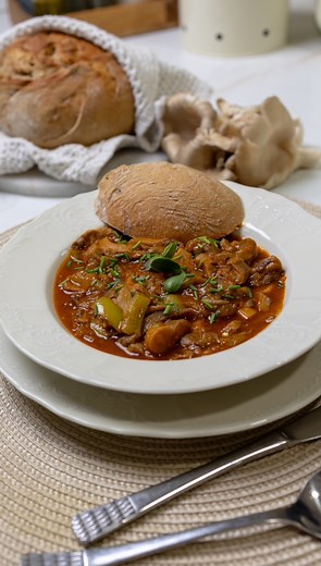 Výborný guláš z hlívy #toprecepty #recept #recipe #video #videorecept #reel #vareni #cooking #vyborny #gulas #hliva #houby #mushroom #podzim #autumn #jidlo #food | Toprecepty.cz