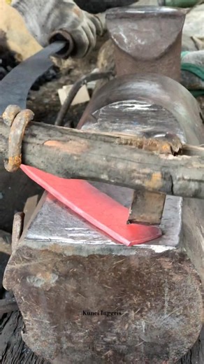 Iron cutting techniques from traditional blacksmiths #handmade #medievalblacksmith #blacksmith #fyp