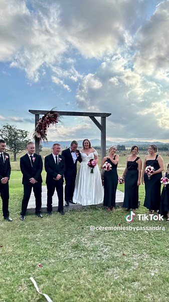 Joanna and Matthew’s wedding ceremony was outside at Camden Valley Inn, with the spectacular Razorback mountain range as their backdrop. The groom was emotional at the exciting moment just be turning around to see his bride. It was magical! #casstiedourknot #sydneycelebrant #camdenvalleyinn #marriagecelebrant #camdenvalleyinnwedding #sydneywedding #countrywedding