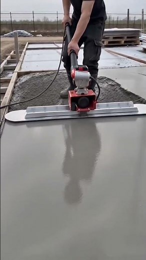 ​🏗️⚙️ Vibrating Power Screed for Precision Concrete Slab Leveling and Finishing