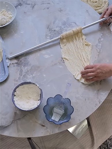 2 Yufkayı Tek Seferde Açtım! 😱 Böyle Kolay Yufka Açımı Yok ✅ Şekli Şahane Börek Tarifi 🏆🙏 Detaylı video youtube kanalımda mevcuttur Destek için takip edebilirmisiniz Bu börek yöntemini denemeden geçmeyin! 😍 Sadece 2 adet yufkayı tek seferde açtım, ne oklava ne merdane derdi var. Yumuşacık hamur, şahane şekil ve garanti sonuç 💯 Misafir sofralarına, çay saatlerine ve gün menülerine çok yakışan pratik, ekonomik ve nefis bir börek tarifi arıyorsanız tam sizlik 🥰 Deneyen herkesin favorisi olaca