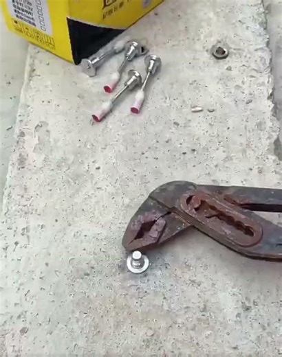 New Integrated Expansion Bolt with Nut