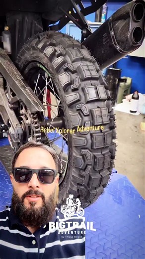 O pneu Rebel Explorer Adventure vem ganhando espaço entre os motociclistas que encaram longas viagens e também gostam de uma aventura fora do asfalto. Projetado para uso misto, ele oferece ótima tração em estradas de terra, cascalho e pisos irregulares, sem perder estabilidade no asfalto — algo essencial para quem pilota Big Trail. O desenho da banda de rodagem favorece a drenagem de água e o grip em terrenos soltos, enquanto sua construção reforçada garante resistência a cargas maiores e impact