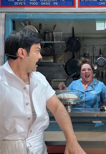 ¡La cocina es un lugar lleno de sorpresas! 😂💙 #WaitressMX #UnaRecetaDeEmociones #SaborABroadway #DeBroadwayAMéxico #LaMagiaDeWaitress #PasiónEnCadaPay #ViveWaitress