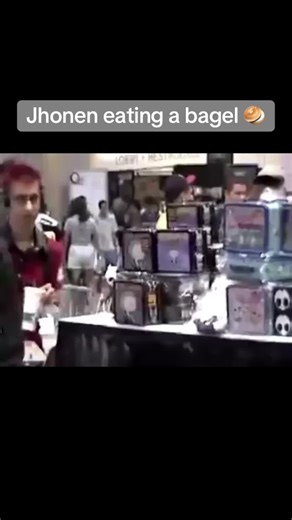 Jhonen Vasquez with a Bagel: A Fun Invader Zim Moment