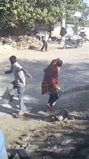 jantakiaawaj27 on Instagram: "LIVE CCTV: खमनोर चौराहे पर युवक पर तलवारों से हमला, स्कॉर्पियो में आए 6 हमलावर कैमरे में कैद! राजसमंद जिले के खमनोर कस्बे में मंगलवार को सनसनीखेज हमला सामने आया। खमनोर के चमत्कार चौराहे पर स्कॉर्पियो में सवार करीब 6 हमलावरों ने युवक हिम्मत सिंह पर तलवार से ताबड़तोड़ वार कर दिए। वारदात के बाद इलाके में अफरा-तफरी मच गई। घटना सीसीटीवी कैमरों में कैद हो गई, जिसके आधार पर पुलिस ने त्वरित कार्रवाई करते हुए संदिग्ध बदमाशों को डिटेन कर लिया है। पुलिस मामले की गहन जांच कर रह