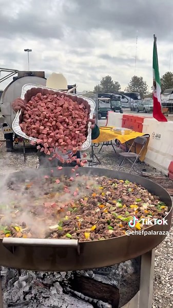 Discada 200k #costilla #chefpalaraza #riquikuqui #discada #mexico🇲🇽 | Mexican Foods